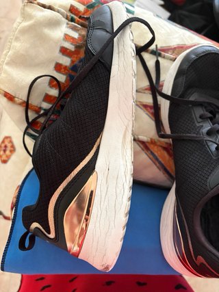 Zapatillas Skechers Negras y Doradas