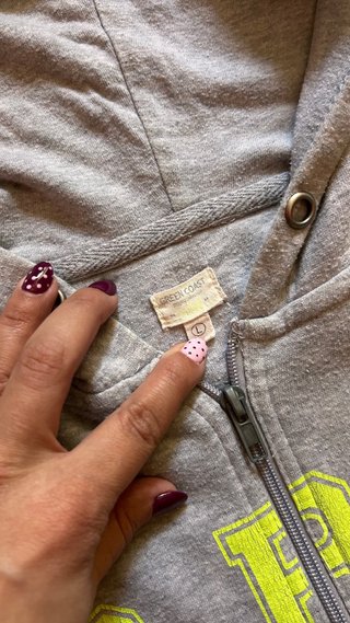 Sudadera gris con cremallera y capucha