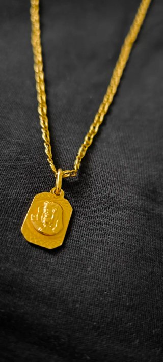 Cadena y dije de oro 18k Virgen 7.26g