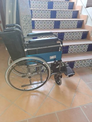Silla de ruedas plegable con cojín antiescaras