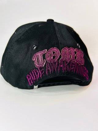 Gorra Negra y Morada con Diseño