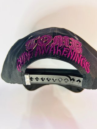 Gorra Negra y Morada con Diseño