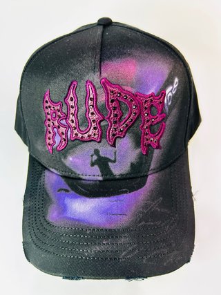 Gorra Negra y Morada con Diseño