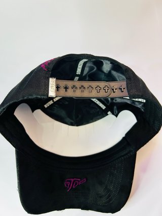 Gorra Negra y Morada con Diseño