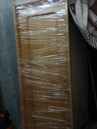 Puerta de madera con manilla ..izquierda.