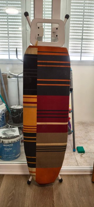 Tabla de planchar con funda a rayas