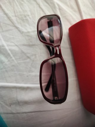 Gafas de sol rosas y negras