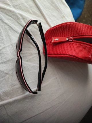 Gafas de sol rosas y negras