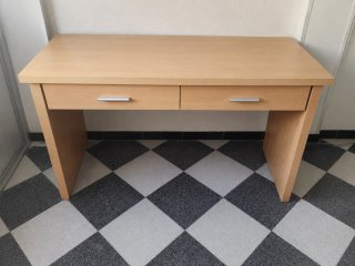 Escritorio de madera con 2 cajones