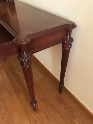 Mesa de apoyo de madera con cajón