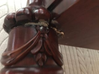 Mesa de apoyo de madera con cajón