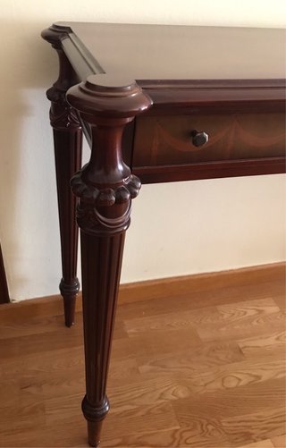 Mesa de apoyo de madera con cajón