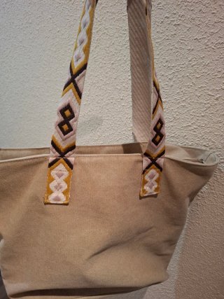 Bolso Tote Beige con Tiras Multicolor