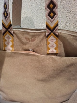 Bolso Tote Beige con Tiras Multicolor