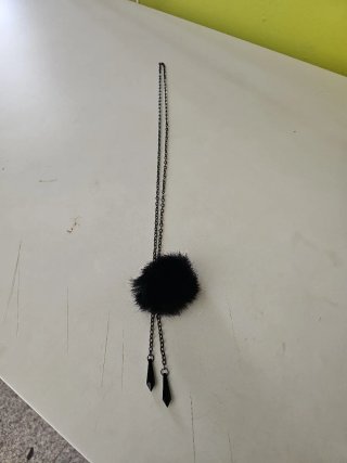 Colgante fashion negro con pompón