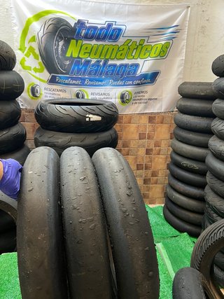 Neumáticos Slick Michelin y Dunlop