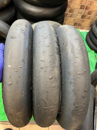 Neumáticos Slick Michelin y Dunlop