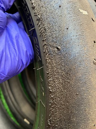Neumáticos Slick Michelin y Dunlop
