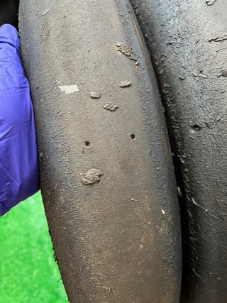 Neumáticos Slick Michelin y Dunlop