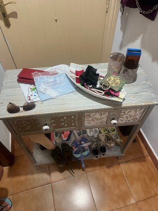 Mesita de entrada de madera robusta