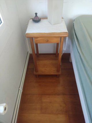 Mesita de noche de madera con cajón