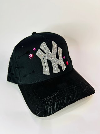 Gorra NY con pedrería y corazones