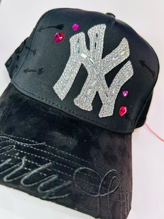 Gorra NY con pedrería y corazones