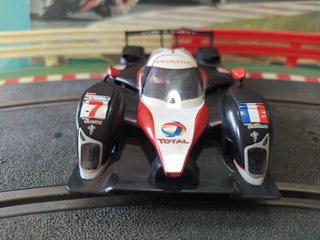 Scalextric Peugeot 908 HDI Xenón