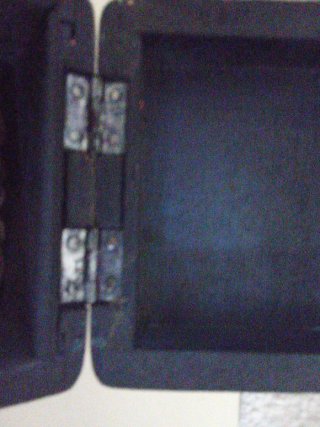 Caja de madera antigua con detalles metálicos