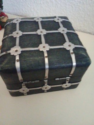 Caja de madera antigua con detalles metálicos