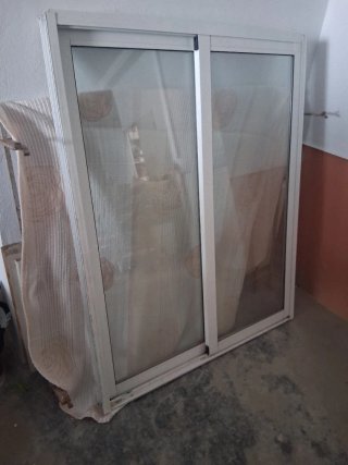 Ventanas corredera grande con persianas y otras