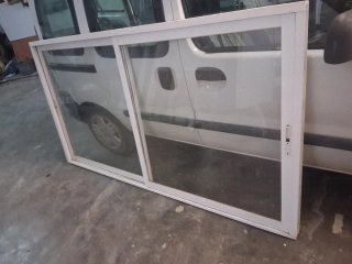 Ventanas corredera grande con persianas y otras