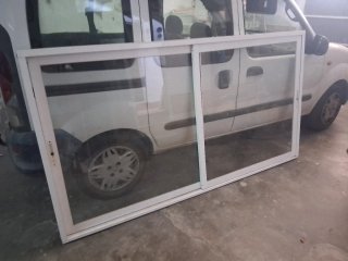 Ventanas corredera grande con persianas y otras