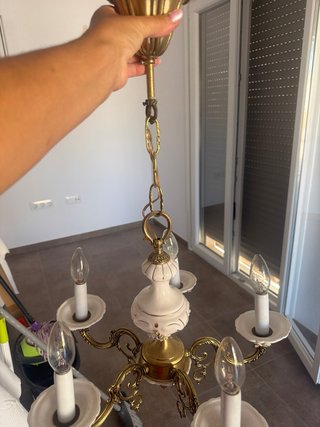 Lámpara de araña dorada y blanca