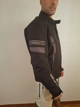 Chaqueta de moto negra con logo