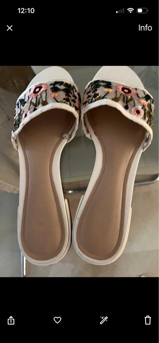 Sandalia bordada Zara