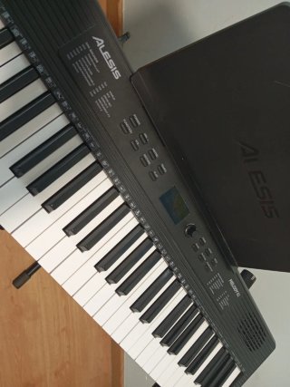 Teclado Alesis Melody 61+ soporte
