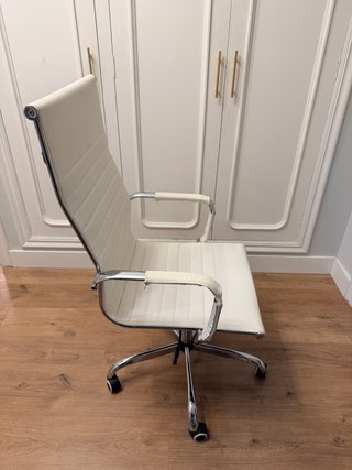 Vendo Silla de Oficina Polipiel blanca.
