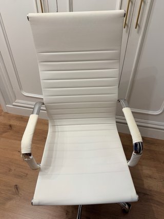 Vendo Silla de Oficina Polipiel blanca.