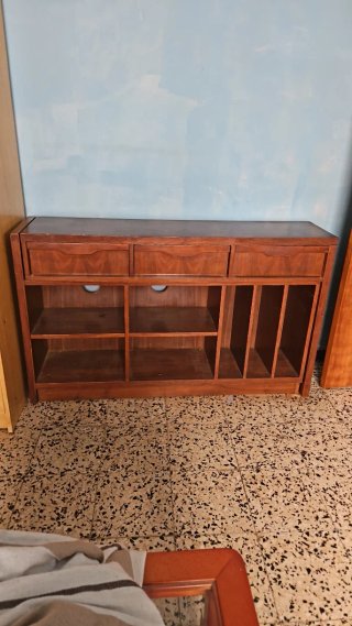 Mueble de madera antiguo