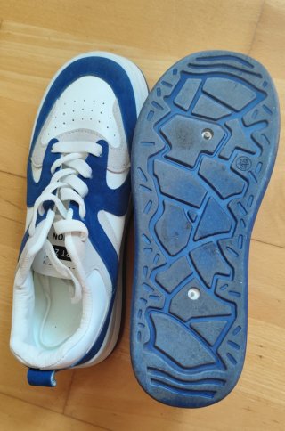 Zapatillas casuales azules y blancas