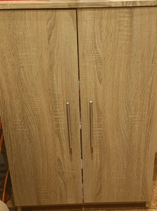 Zapatero de madera con puertas