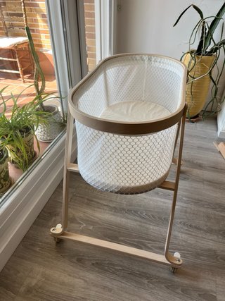 Cuna moisés blanca con ruedas y colchón