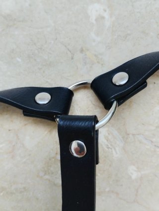 Corpiño gótico con tirantes y hebillas marca BESKA
