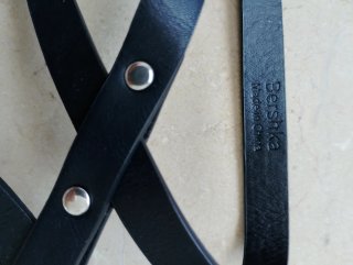 Corpiño gótico con tirantes y hebillas marca BESKA