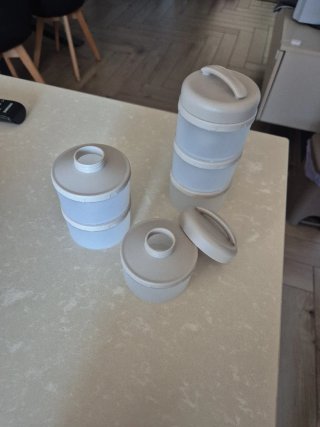 Dispenser latte in polvere impilabile