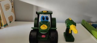 Tractor John Deere de juguete con taladro