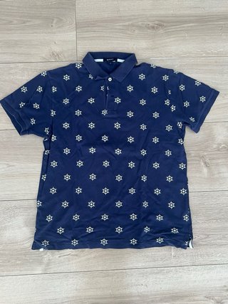 Polo GANT azul marino estampado náutico (timones)