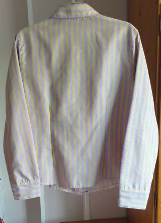 Camisa de amarilla con rayas azules y rosas