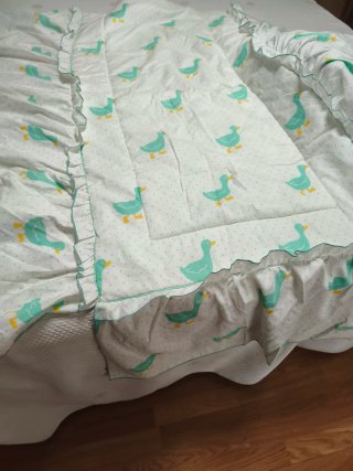 Colcha cuna y chichonera patitos